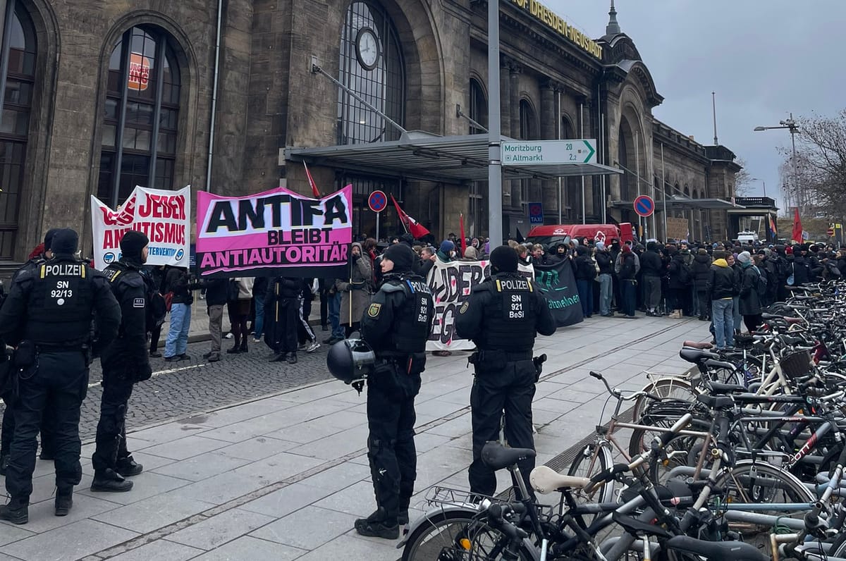 Protesta antifascista en Dresde vigilada por la policía. Foto: @jakobspringfeld (X)