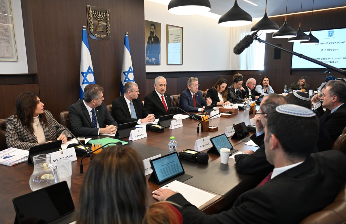 Imagen de archivo de Benjamin Netanyahu en su gabinete. Foto: @IsraeliPM (X)
