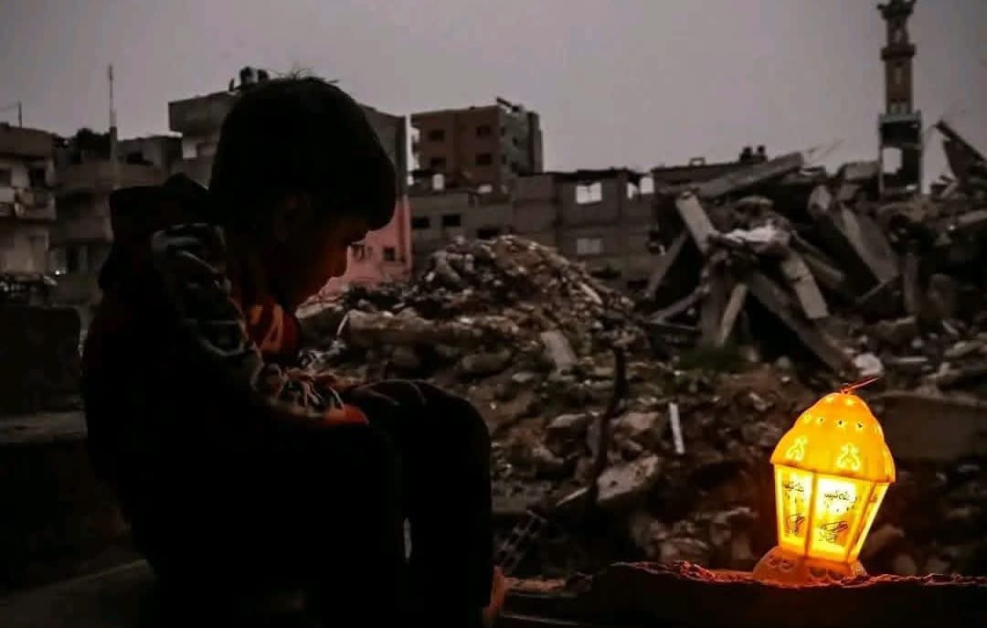 Un niño gazatí con una luz encendida al comienzo de Ramadán en Gaza. Foto: @Emeliarjl (X)