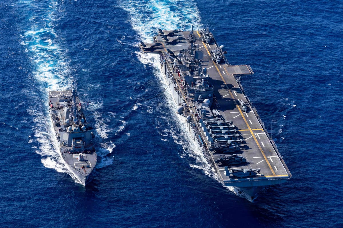 Imagen de archivo de un portaaviones y un buque de la Marina estadounidense. Foto: MC1 Ryre Arciaga/@USNavy (X)