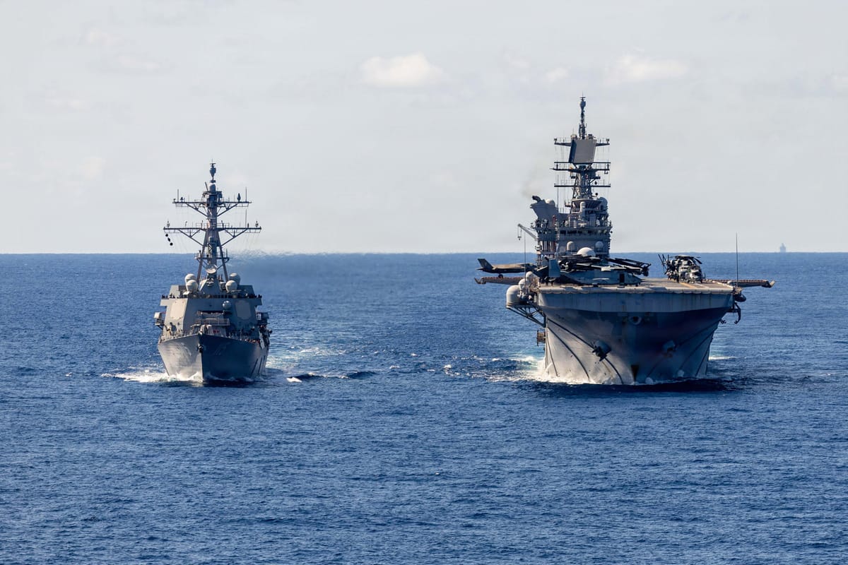 Imagen de archivo de un buque y un portaaviones de la Armada estadounidense. Foto: MC1 Ryre Arciaga/ @USNavy (X)