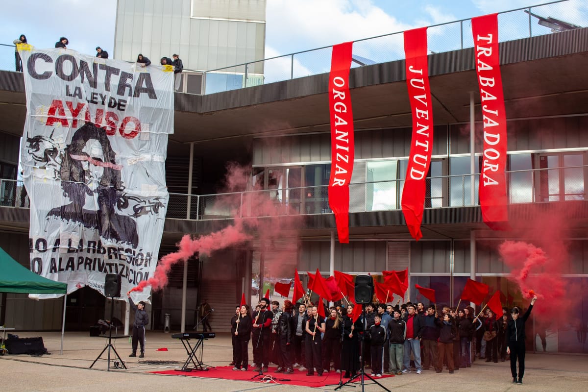 Pancarta de la Coordinadora Juvenil Socialista en un acto de la Universidad Popular en el Campus de Cantoblanco de la UAM. Foto: @Uni_Popular_ (X)