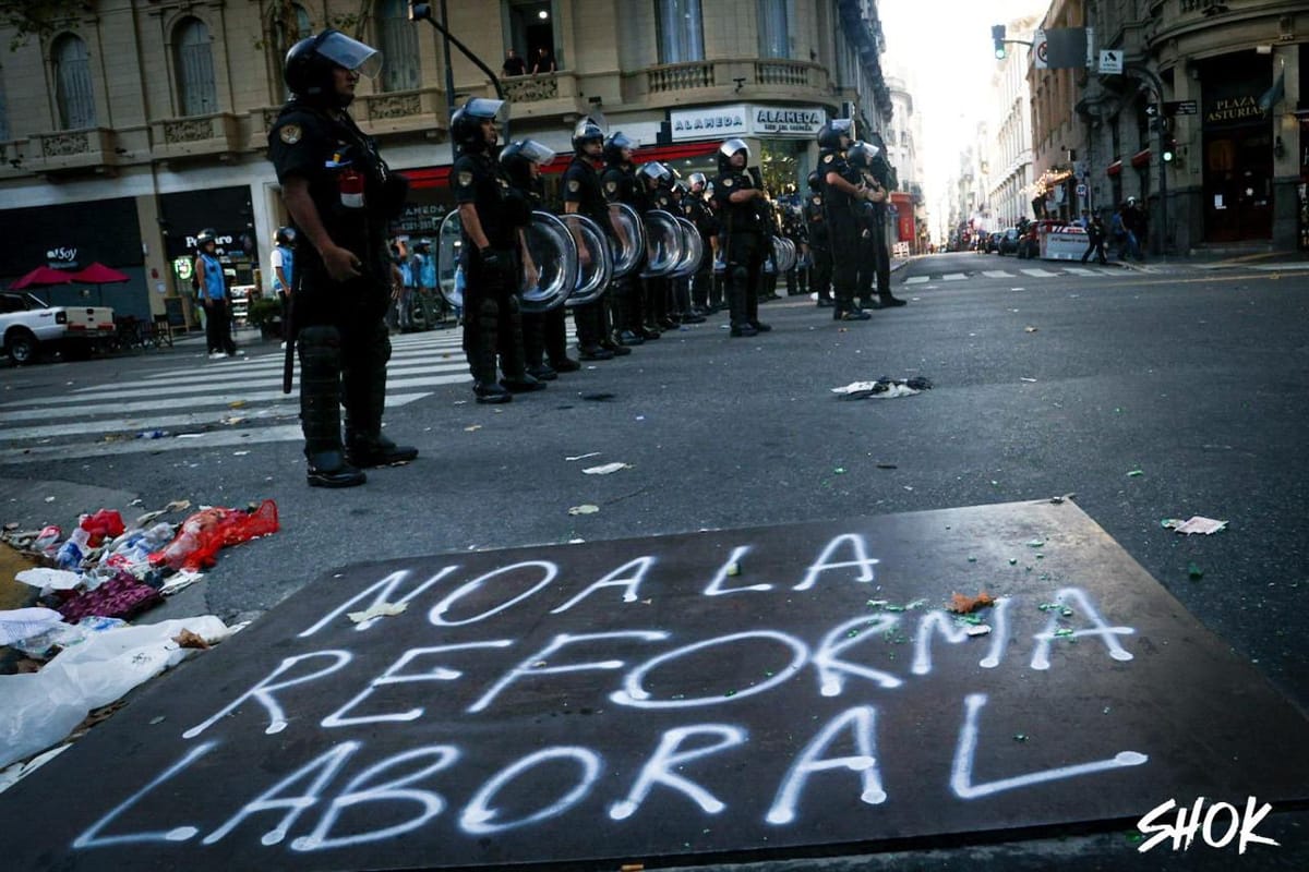 Unidades de antidisturbios de la policía argentina durante las protestas contra la reforma laboral. Foto: @shokargentina (X)