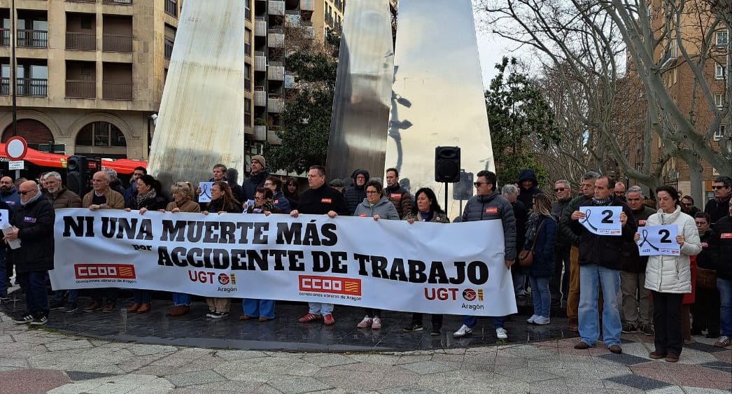 Concentración sindical en repulsa por la muerte laboral de un albañil en Ballobar (Aragón). Foto: IU Aragón