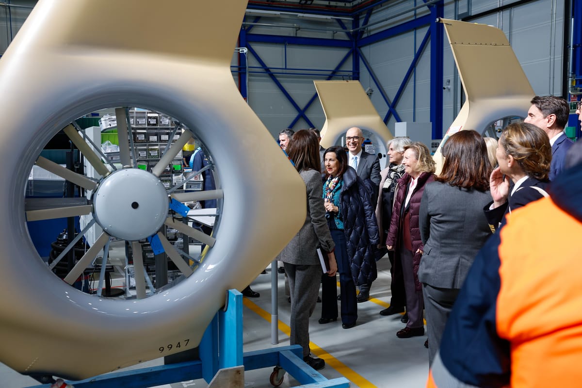 Imagen de archivo de la ministra de Defensa española Margarita Robles en una visita a Airbus. Foto: @Defensagob (X)