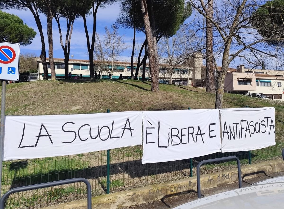"La escuela es libre y antifascista", reza una pancarta en el exterior de un centro educativo en Italia. Foto: @AlekosPrete (X)