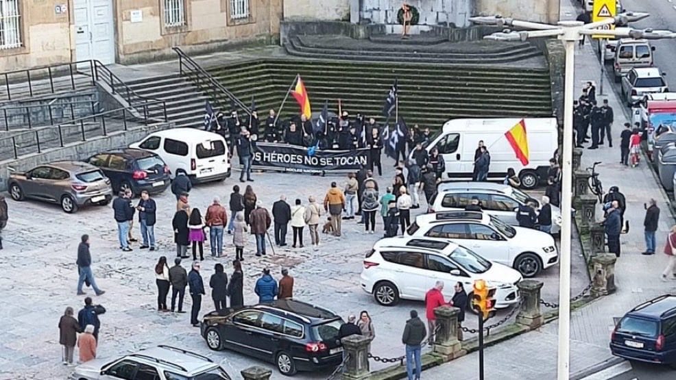 Núcleo Nacional se concentra en Xixón contra la retirada de un monumento franquista y su “llenazo” acaba en ridículo