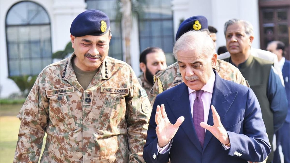 El Primer Ministro paquistanía Muhammad Shehbaz Sharif en el Cuartel General del Ejército. Foto: @GovtofPakistan (X)