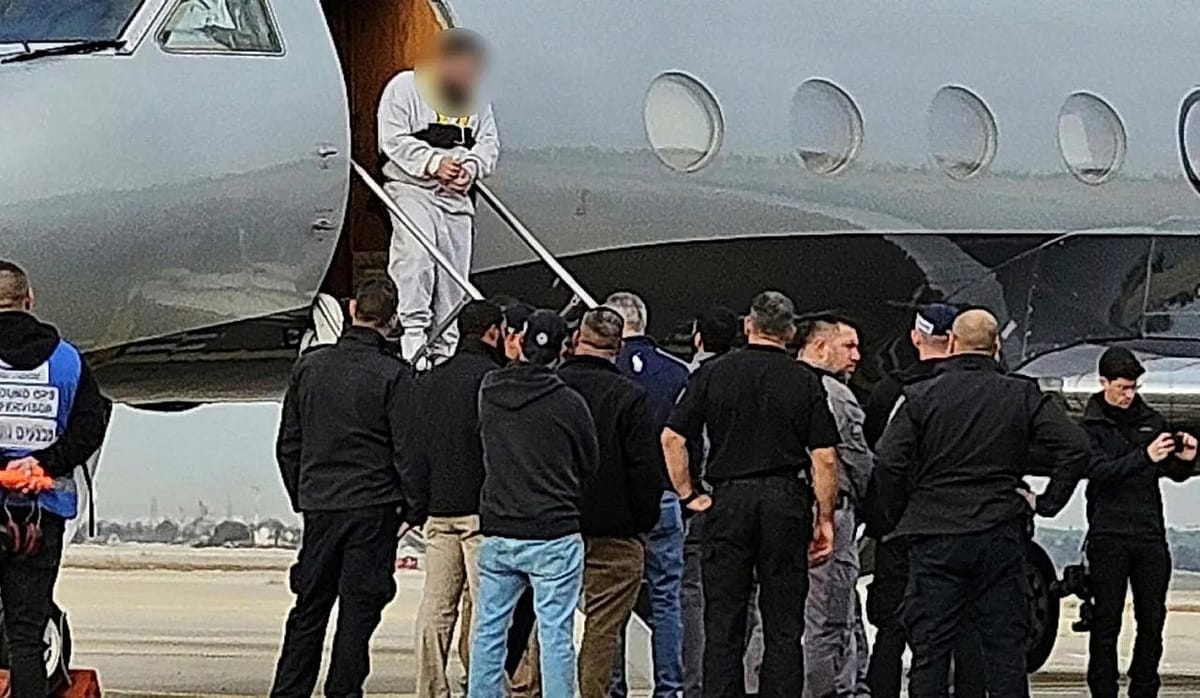 Un palestino baja del avión privado que lo deportó a él y a otros siete palestinos de Estados Unidos a la palestina ocupada, 21 de enero de 2026. Foto: N/D