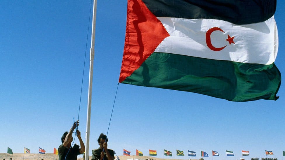Imagen de archivo de miembros del Frente Polisario izando la bandera de la República Árabe Saharaui Democrática. Foto: Getty Images