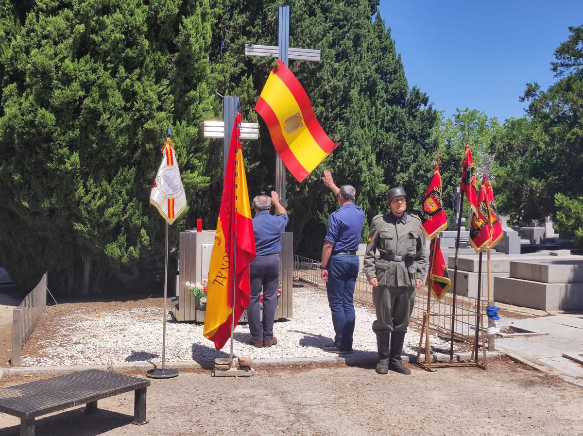 Homenaje fascista a la División Azul en el cementerio de la Almudena. Foto: viejaguardia.es