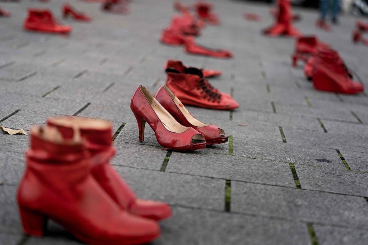 Imagen de archivo de unos zapatos rojos, símbolo de las víctimas de la violencia machista. Foto: El Periódico