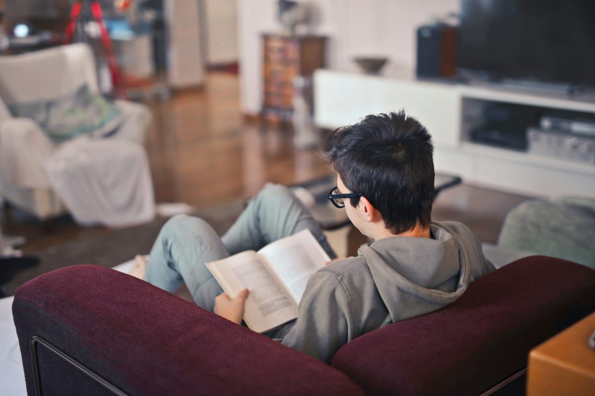 Imagen de archivo de un joven leyendo. Foto: bruce mars/Unsplash