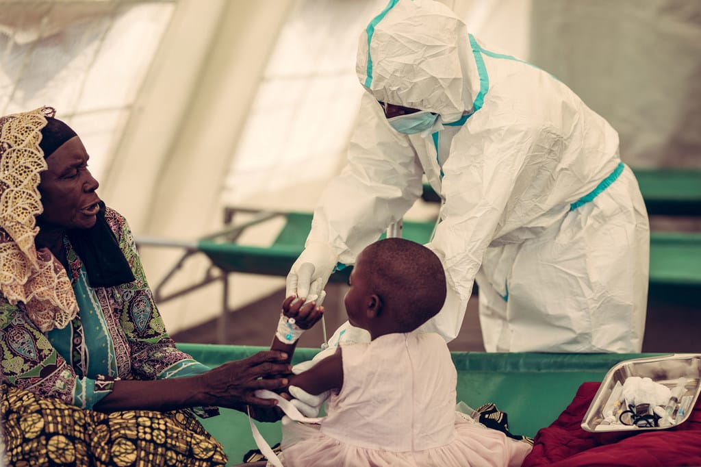 Un trabajador sanitario atiende a pacientes en un centro de tratamiento del cólera en una zona rural de Malawi. Foto: © UNICEF
