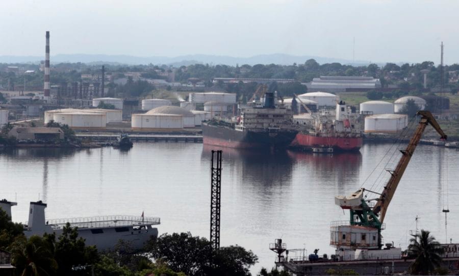 Dos buques atracados frente a la refinería Ñico López, situada en La Habana. © Jorge Luis Baños / IPS