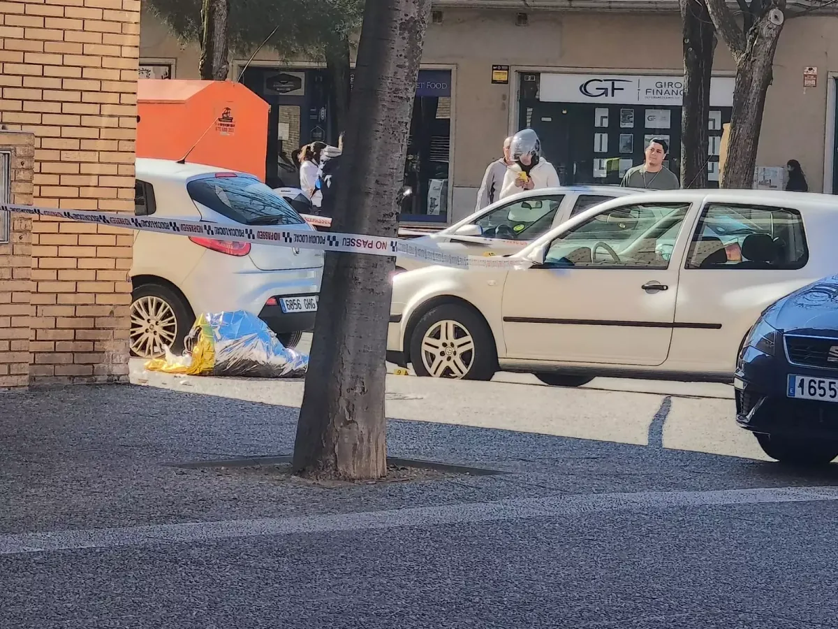 El agredido, con una manta térmica en el suelo, a la espera de que llegue una ambulancia. Foto: Diari de Girona.