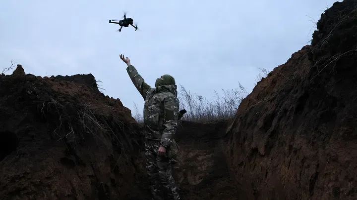 Un soldado del Ejército ucraniano con un dron en 2022. Foto: Reuters/Leah Millis