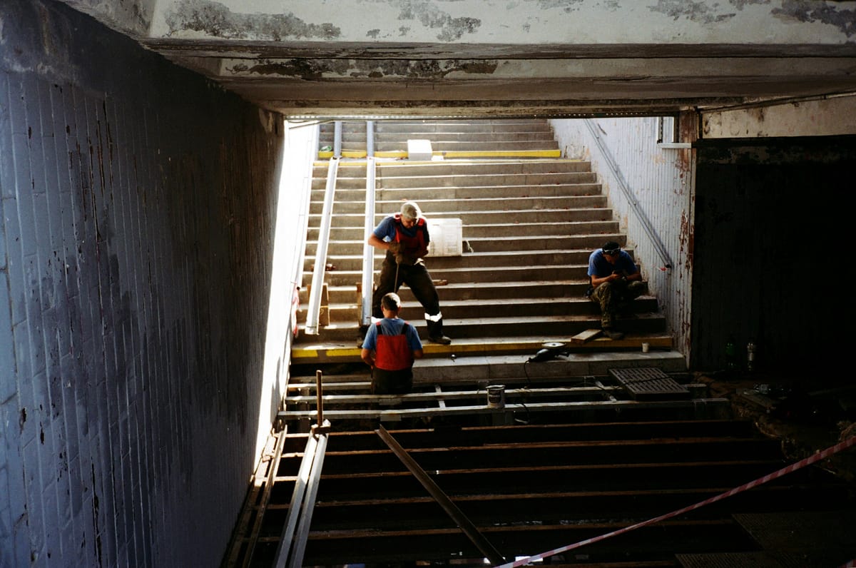 Imagen de archivo de trabajadores en una obra de Kiev (Ucrania). Foto de DZHA en Unsplash