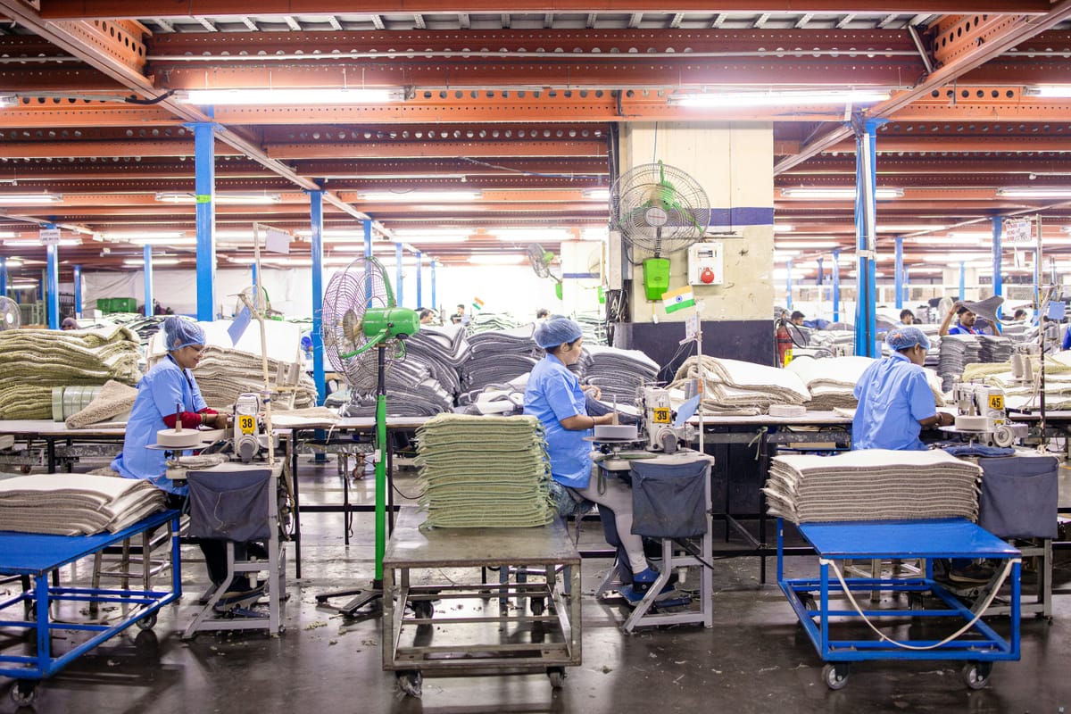 Imagen de archivo de mujeres trabajadoras en la industria textil. Foto de EqualStock en Unsplash