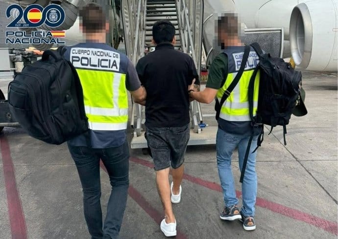 La Policía Nacional española custodiando a un detenido. Foto: CNP