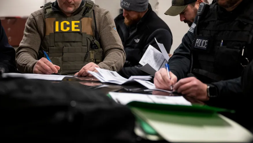 Imagen de archivo de agentes de ICE y otras agencias federales. Foto: hristopher Dilts/ Bloomberg via Getty Images