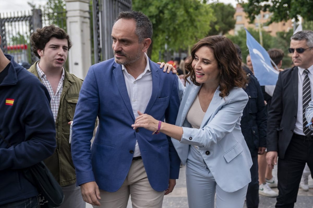 Manuel Bautista, alcalde de Móstoles, junto a Isabel Díaz Ayuso, presidenta de la Comunidad de Madrid. Foto: Europa Press