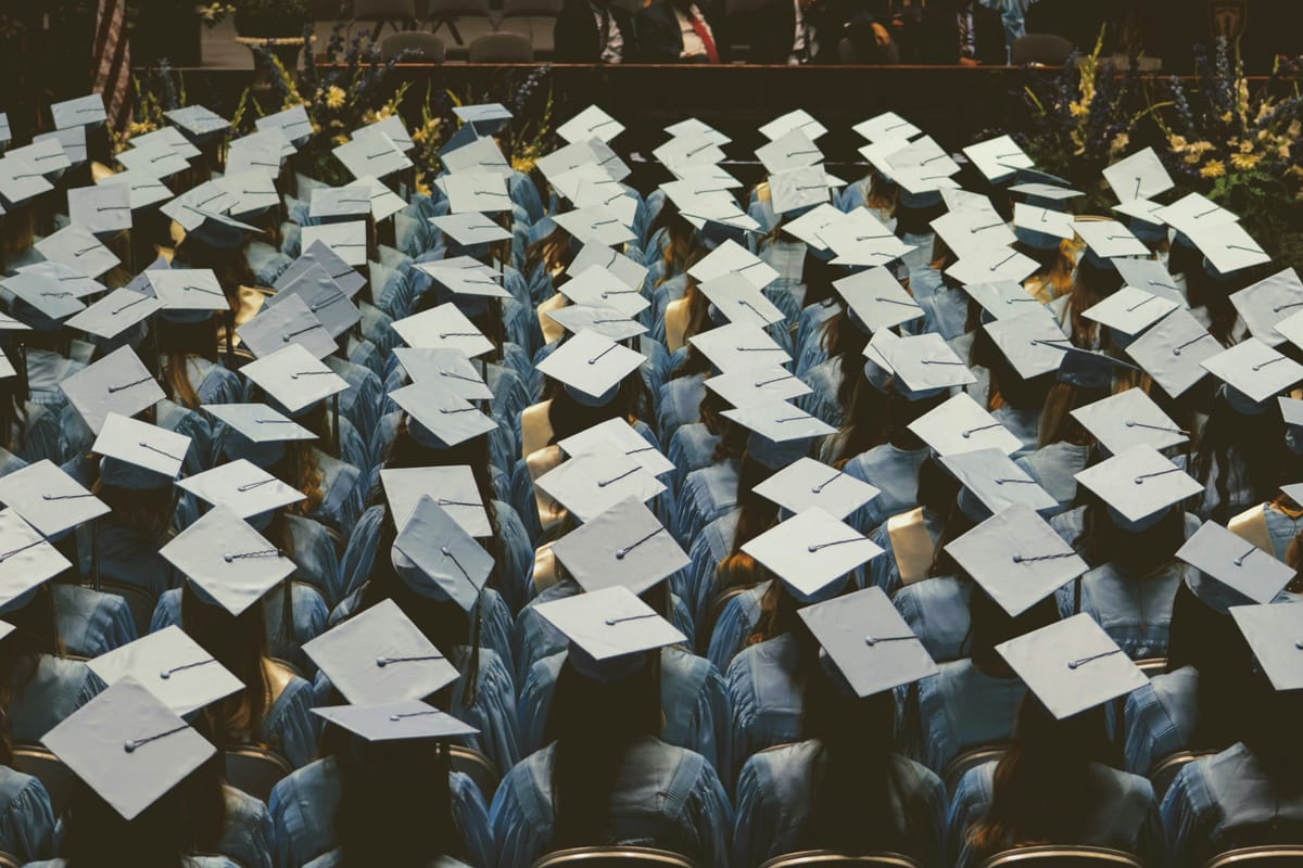Imagen de archivo de una graduación universitaria. Foto de Joshua Hoehne en Unsplash