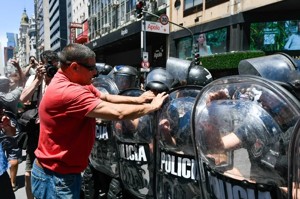 Imagen de archivo de un manifestante antigubernamental afuera de la Suprema Corte en Buenos Aires. Foto: AP