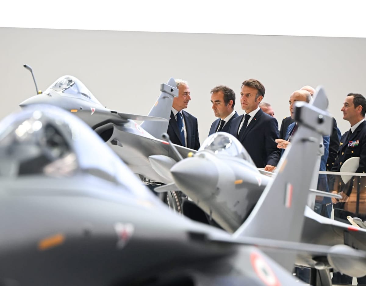 Imagen de archivo de Lecornu y Macron en una exposición de Dassault. Foto: Lecornu (X)