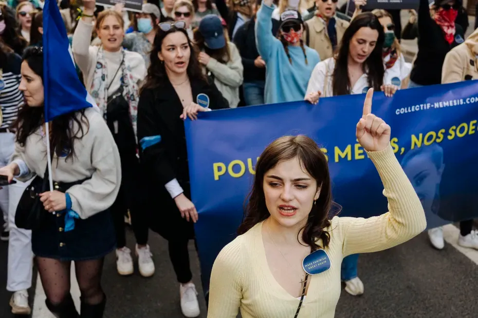 Yona Faedda, miembro del colectivo fascista femenino Némesis, en una marcha en París con su organización el 8 de marzo de 2025. Foto: JAN SCHMIDT-WHITLEY/LE PICTORIUM / MAXPPP