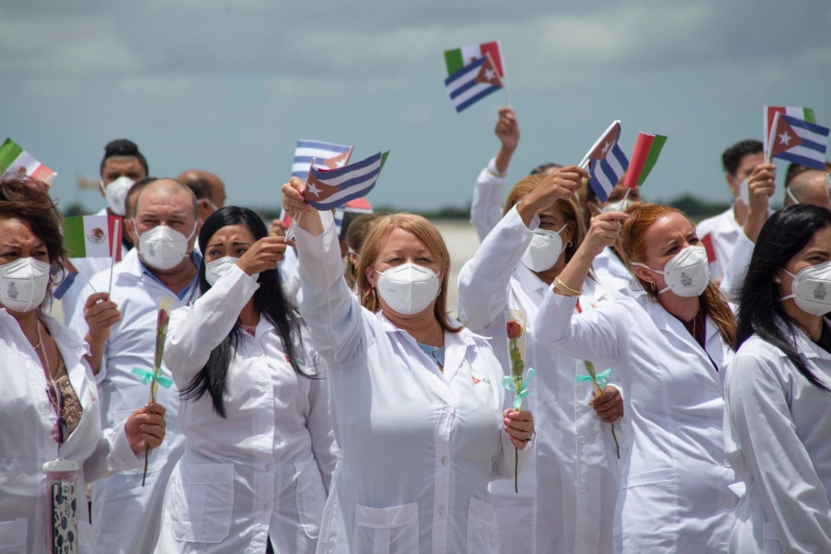 Imagen de archivo de médicos cubanos en México. Foto: Roy Leyra | CN360