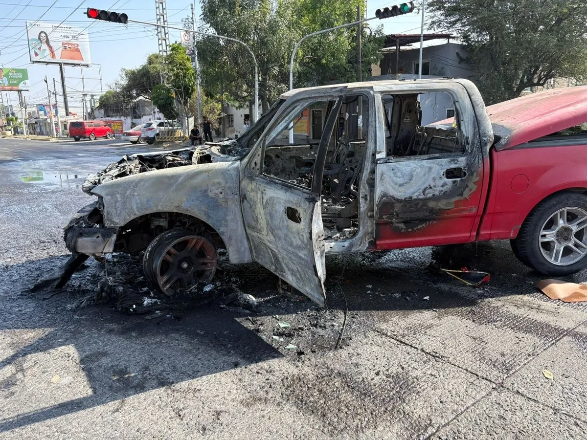 Un vehículo calcinado tras enfrentamientos entre CJNG y las fuerzas gubernamentales mexicanas. Foto: La Jornada