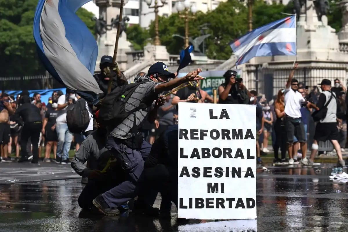 Imagen de archivo de protestas contra la reforma laboral en Argentina. Foto: AP