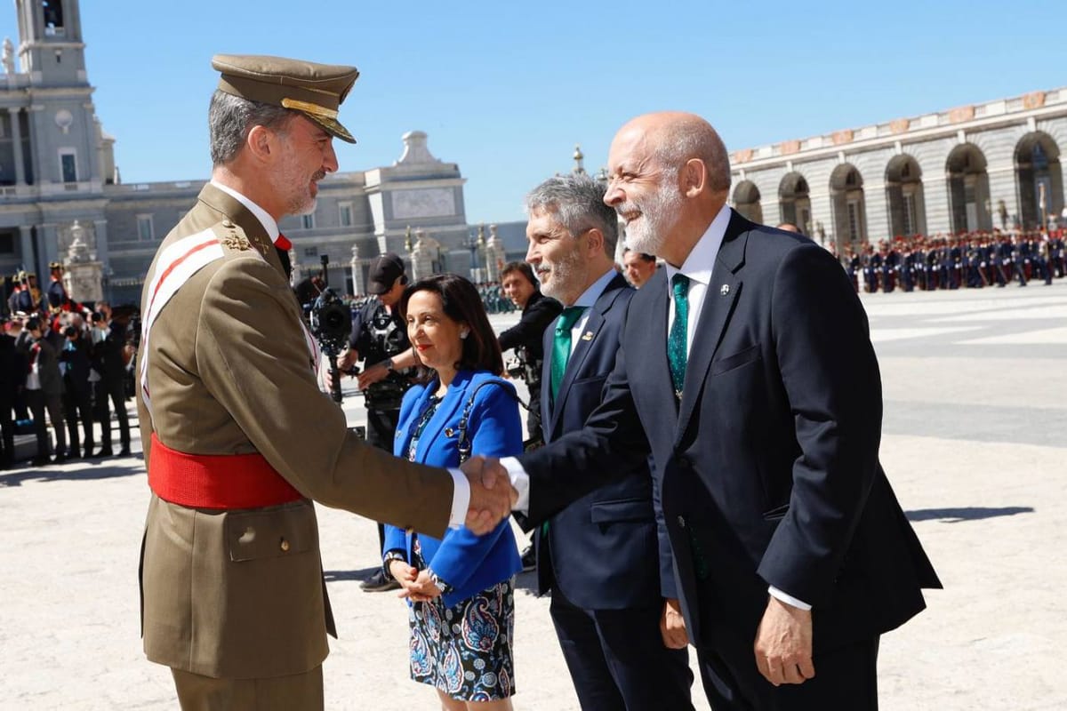 Imagen de archivo de Félix Vicente Azón, exdirector general de la Guardia Civil, junto a Felipe VI. Foto: Casa Real