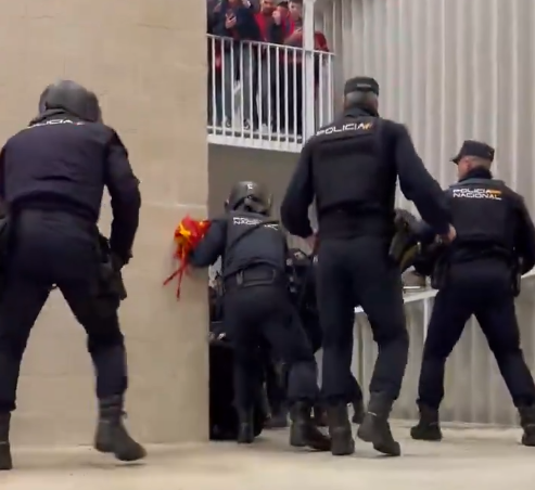 Cargas violentas de la Policía española en El Sadar: dos heridos, uno de ellos inconsciente