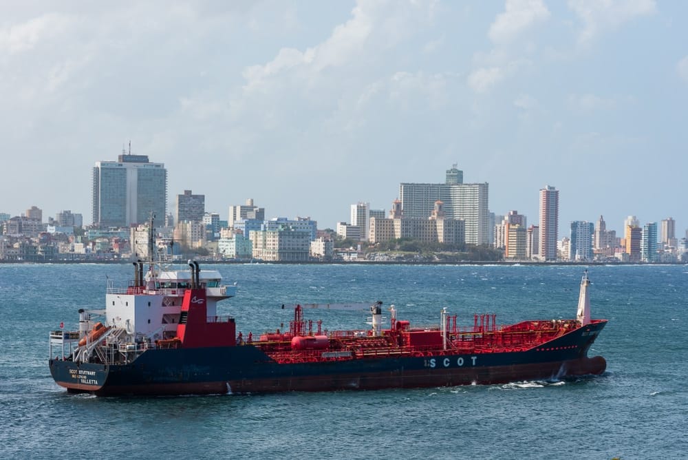 Imagen de archivo de un buque petrolero en Cuba. Foto: Shutterstock