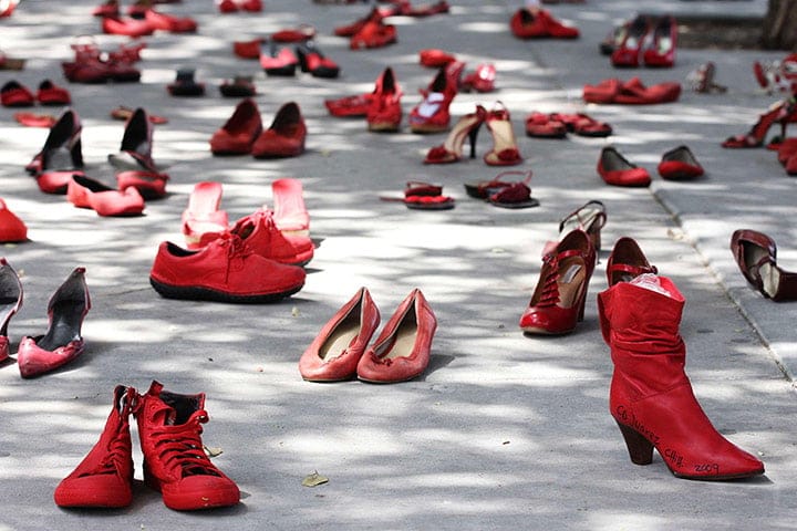 Imagen de archivo de una instalación de zapatos rojos, símbolo de la violencia machista y los feminicidios. Foto: artribune.com