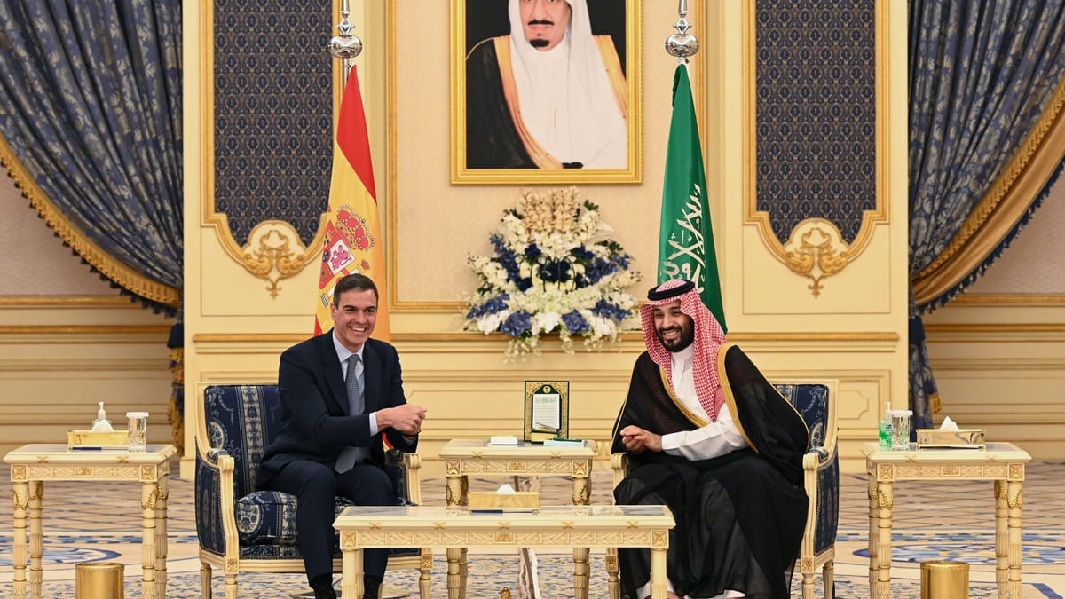 Imagen de archivo del presidente español Pedro Sánchez junto con el heredero saudí Mohamed bin Salman. Foto: RTVE