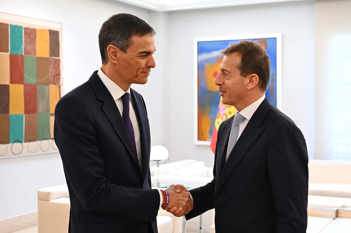El presidente del Gobierno español, Pedro Sánchez, saludando al consejero delegado de Airbus, Guillaume Faury. Foto: La Moncloa.