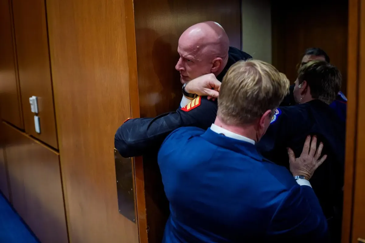 Expulsan al veterano Brian McGinnis por protestar en el capitolio. Foto: Photo by Andrew Harnik/Getty Images