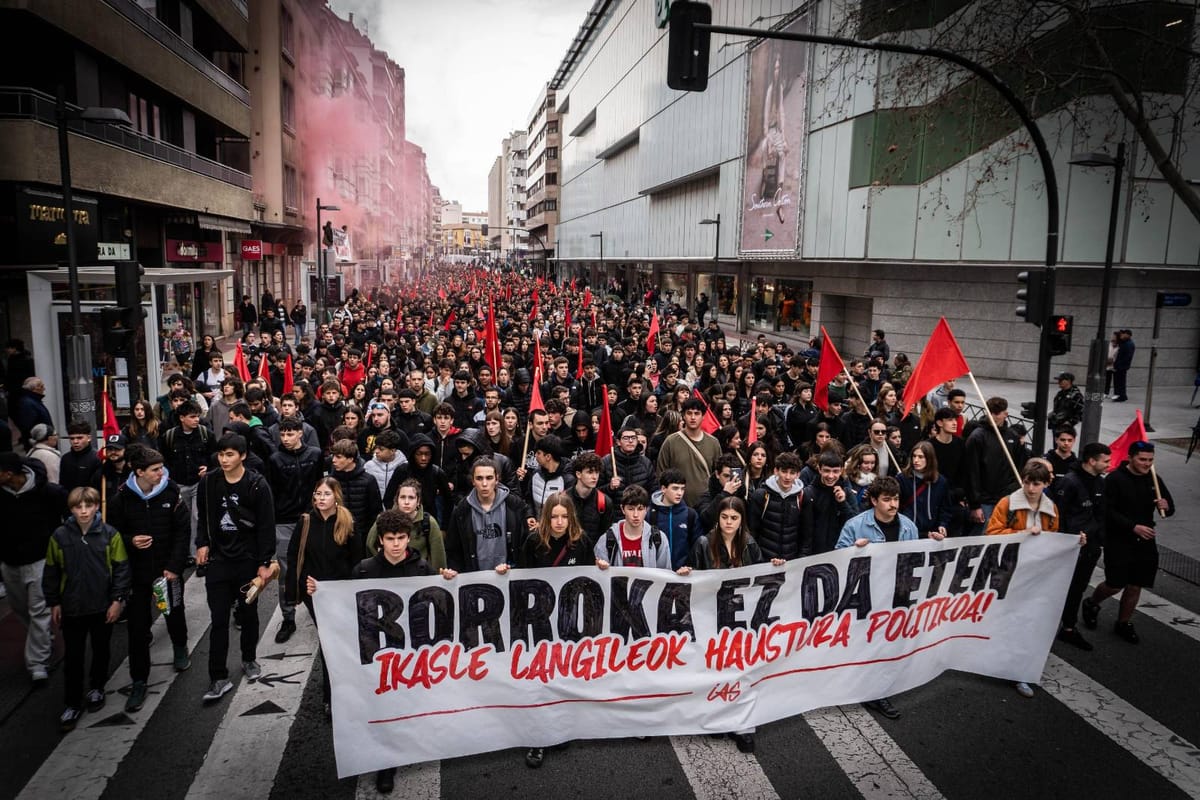 Manifestación de IAS en la huelga estudiantil por el 50 aniversario de la matanza de Gasteiz. Foto: Gedar Langile Kazeta