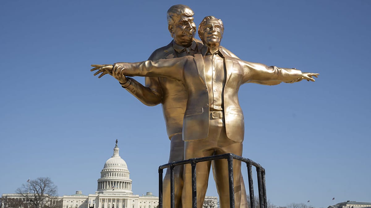 Imagen de archivo de una estatua de Donald Trump y Jeffrey Epstein en Washington. Foto: vía Fox