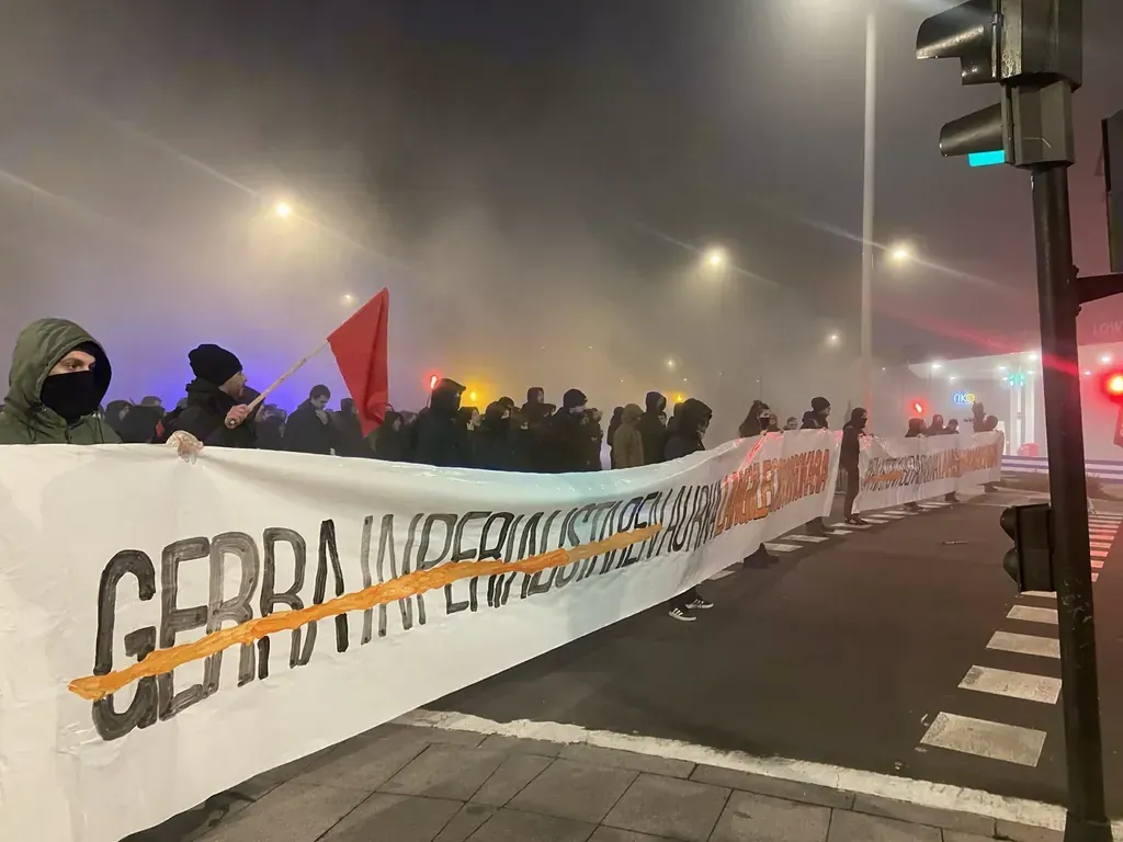 Huelguistas señalando a la industria armamentística: "Contra la guerra imperialista, trabajadores a la lucha".Foto: Gedar Langile Kazeta