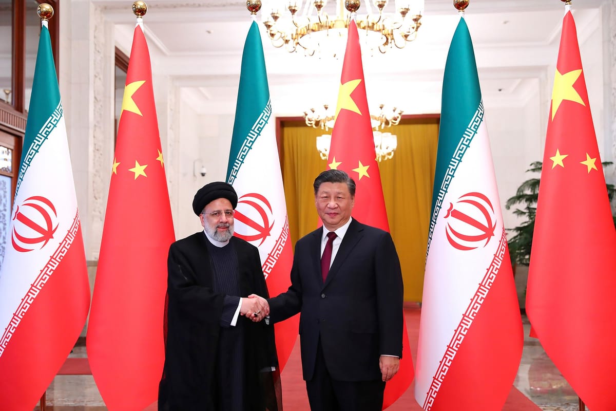 El anterior Presidente iraní Ebrahim Raisi saluda a Xi Jinping en Pekín. Foto: asahi.com