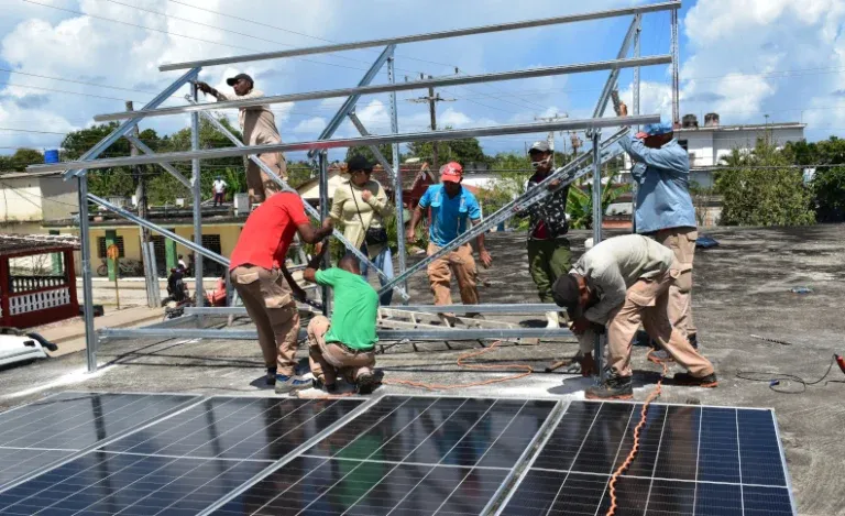 Imagen de archivo de instalación de placas solares en Cuba. Foto: Adelante Periódico.