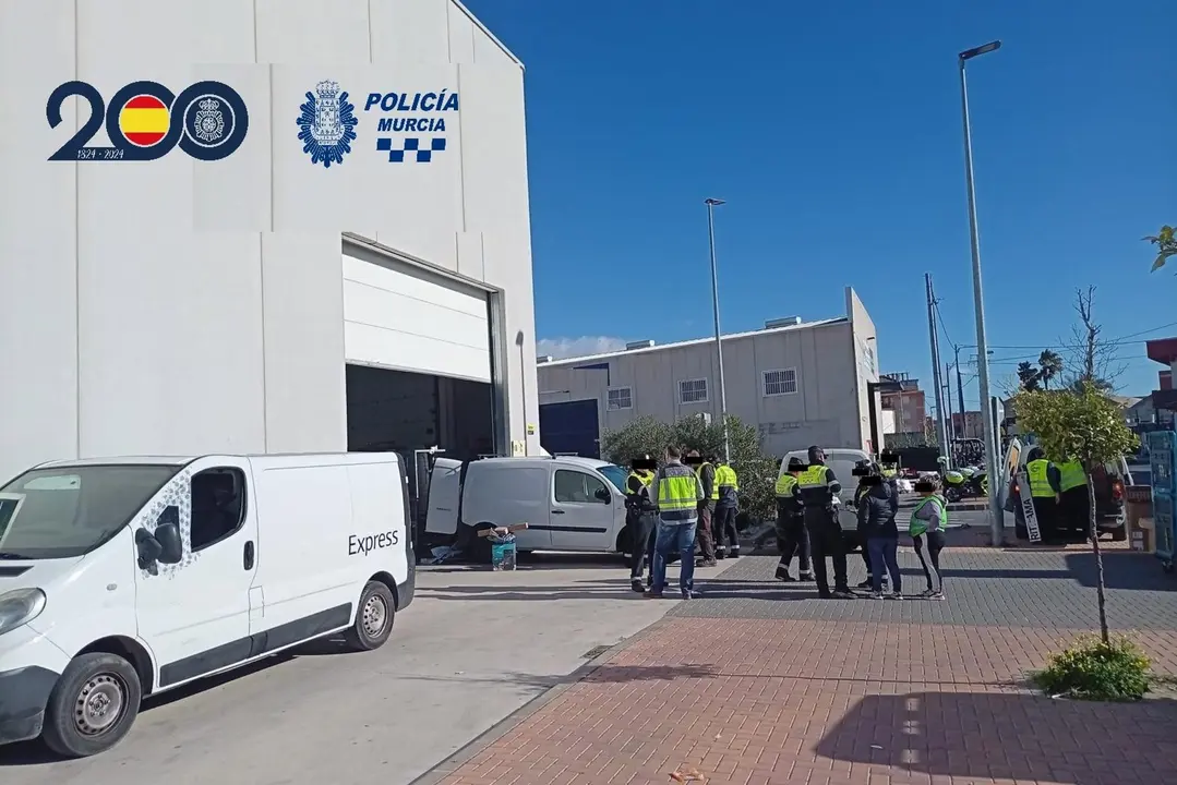 Operación de la Policía Nacional, la Policía Local de Murcia y la Inspección de Trabajo y Seguridad Social en una nave de paquetería de la pedanía murciana de El Palmar.