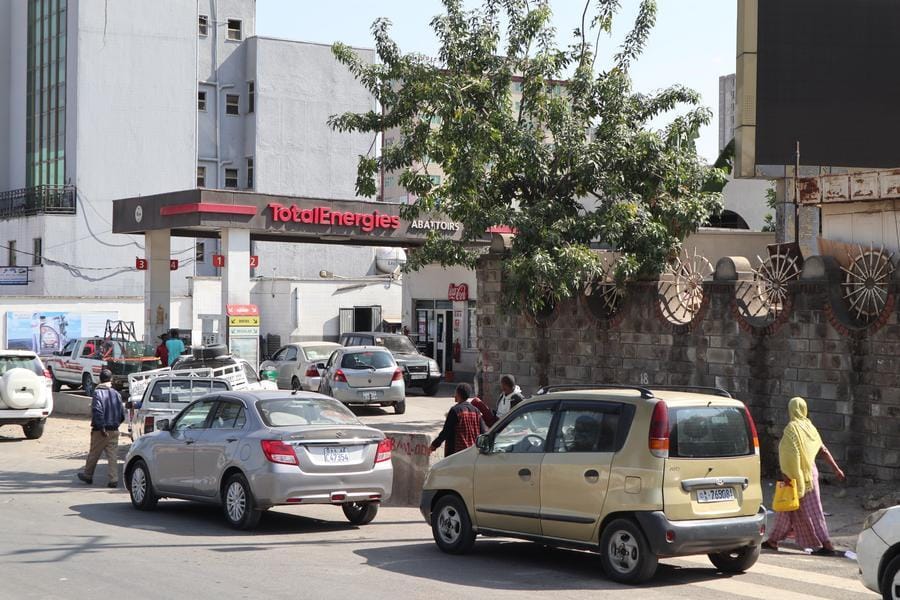 Colas en una gasolinera de Addis Ababa, la capital de Etiopía. Foto: Xinhua/Liu Fangqiang
