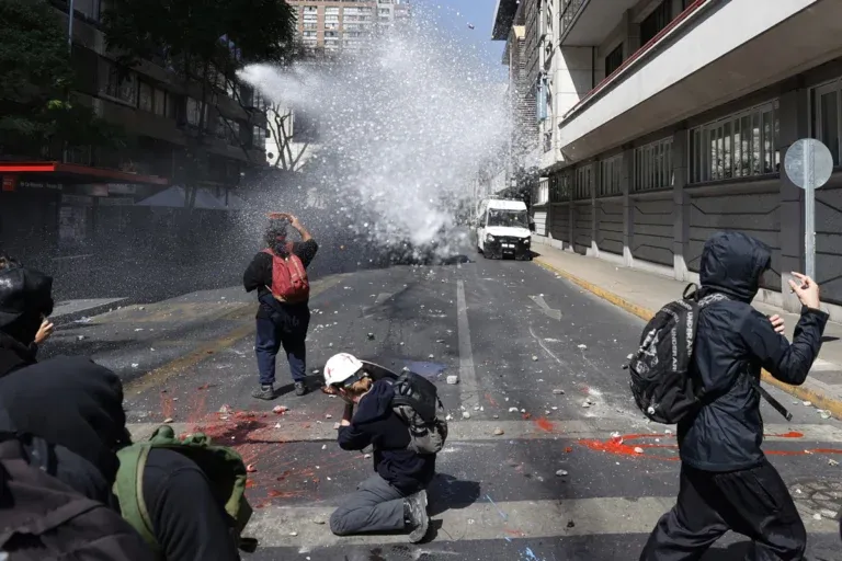 Cañon de agua contra una protesta estudiantil en Chile.  Foto: Foto: EFE (X)