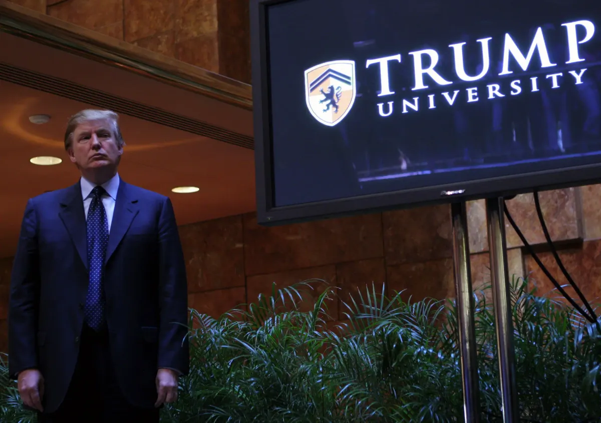 Donald Trump en una conferencia de prensa en la que anunció la creación de la Universidad Trump en mayo de 2005 en Manhattan. Foto: Thos Robinson/Getty Images
