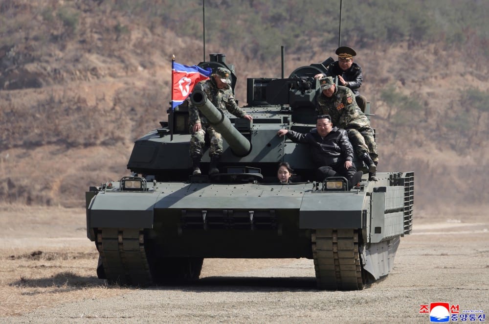 Kim Jong un en las maniobras de prueba de los nuevos tanques norcoreanos. Foto: KNCA